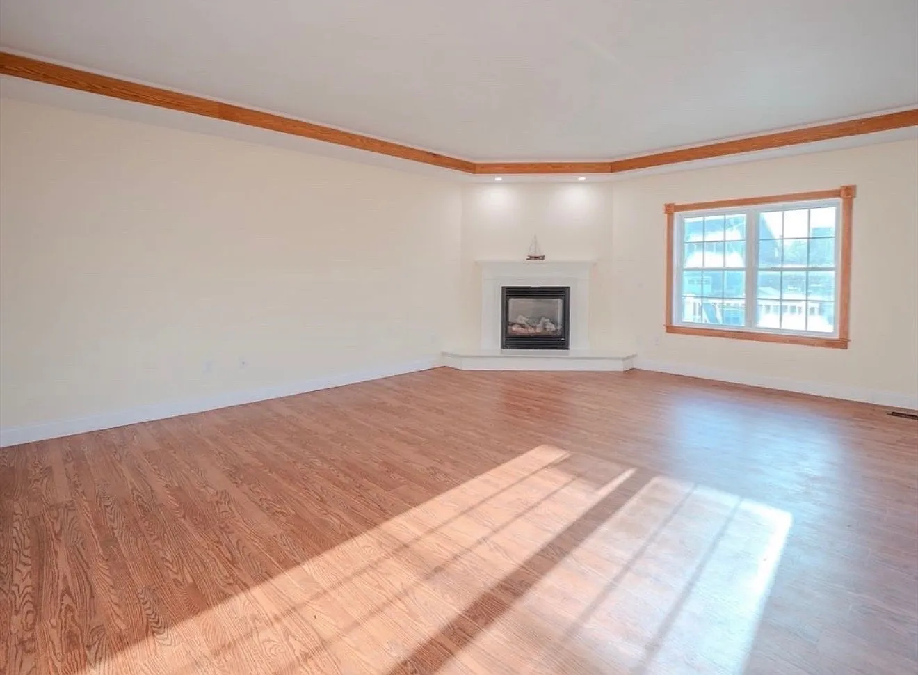 5 bed, 2.5 bath, 3882 sqft, $4,700 — Photo 3