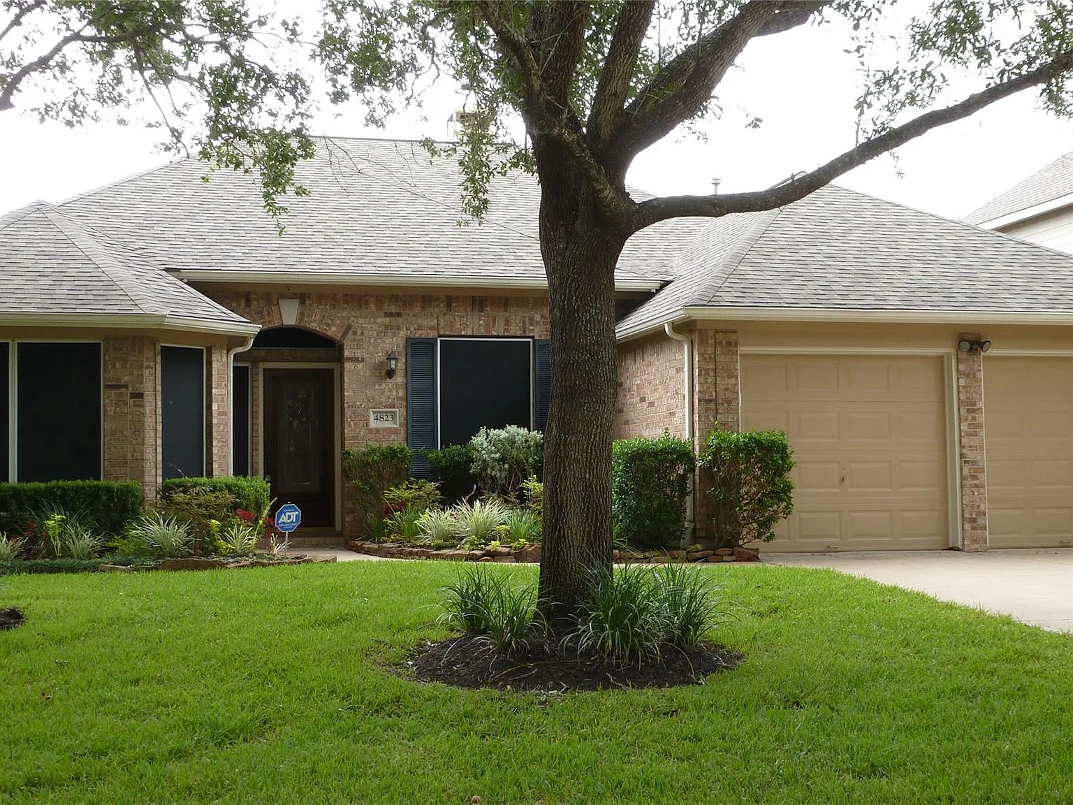 4 bed, 2.5 bath, 2667 sqft, $2,450 — Photo 2