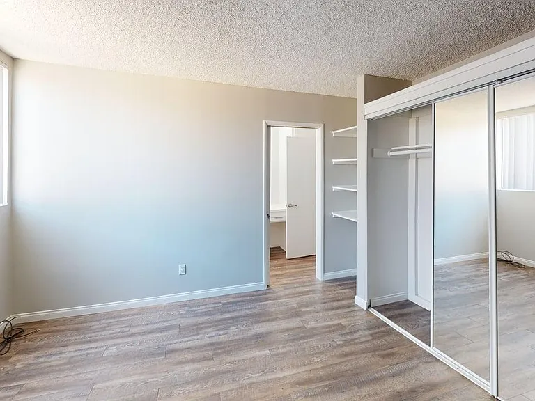 Chateau 16860 Chatsworth Apartments, LLC — Photo 10