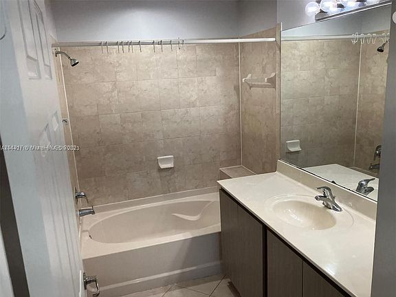 5th image of 11503 NW 89th St APT 106