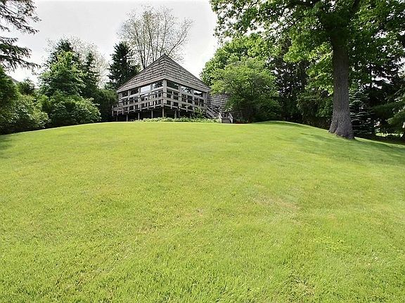 4th image of 695 Lac La Belle Dr