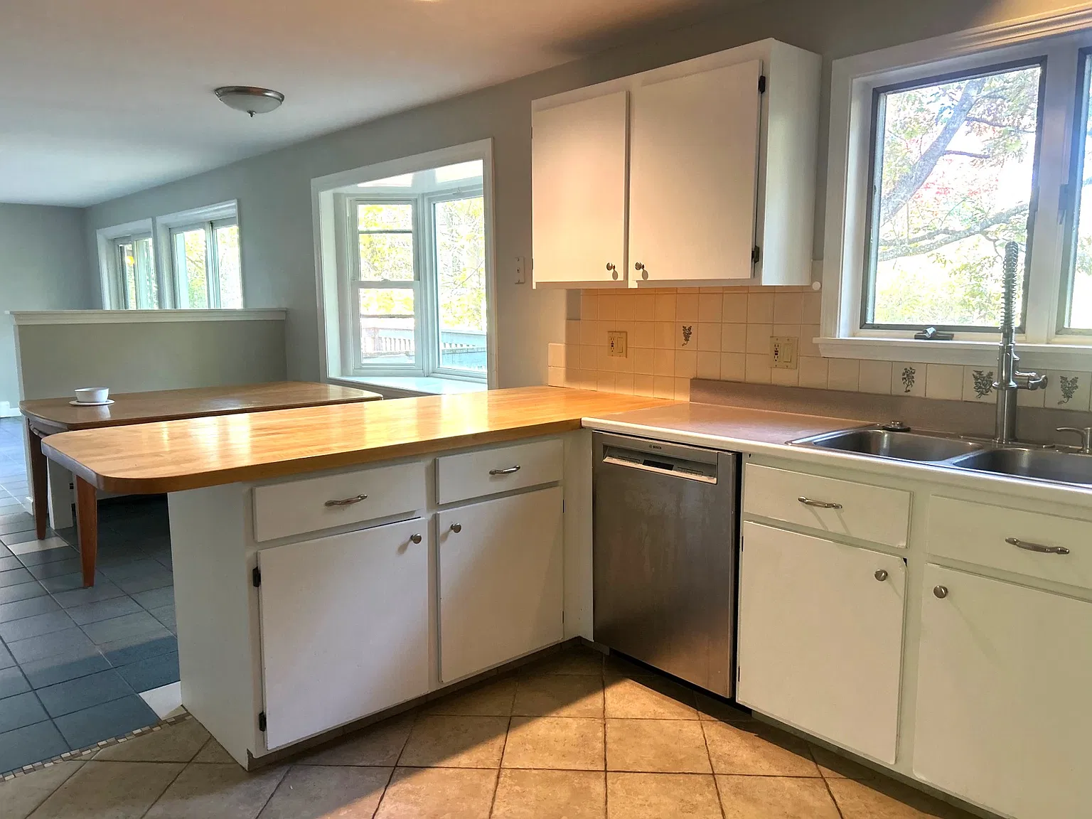 5 bed, 4680 sqft, $4,700 — Photo 3