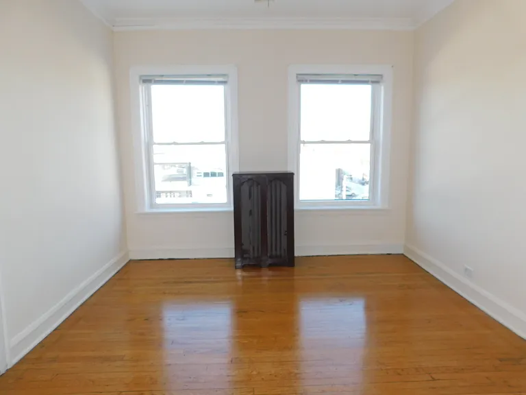 2600-10 Eastwood Ave — Photo 5