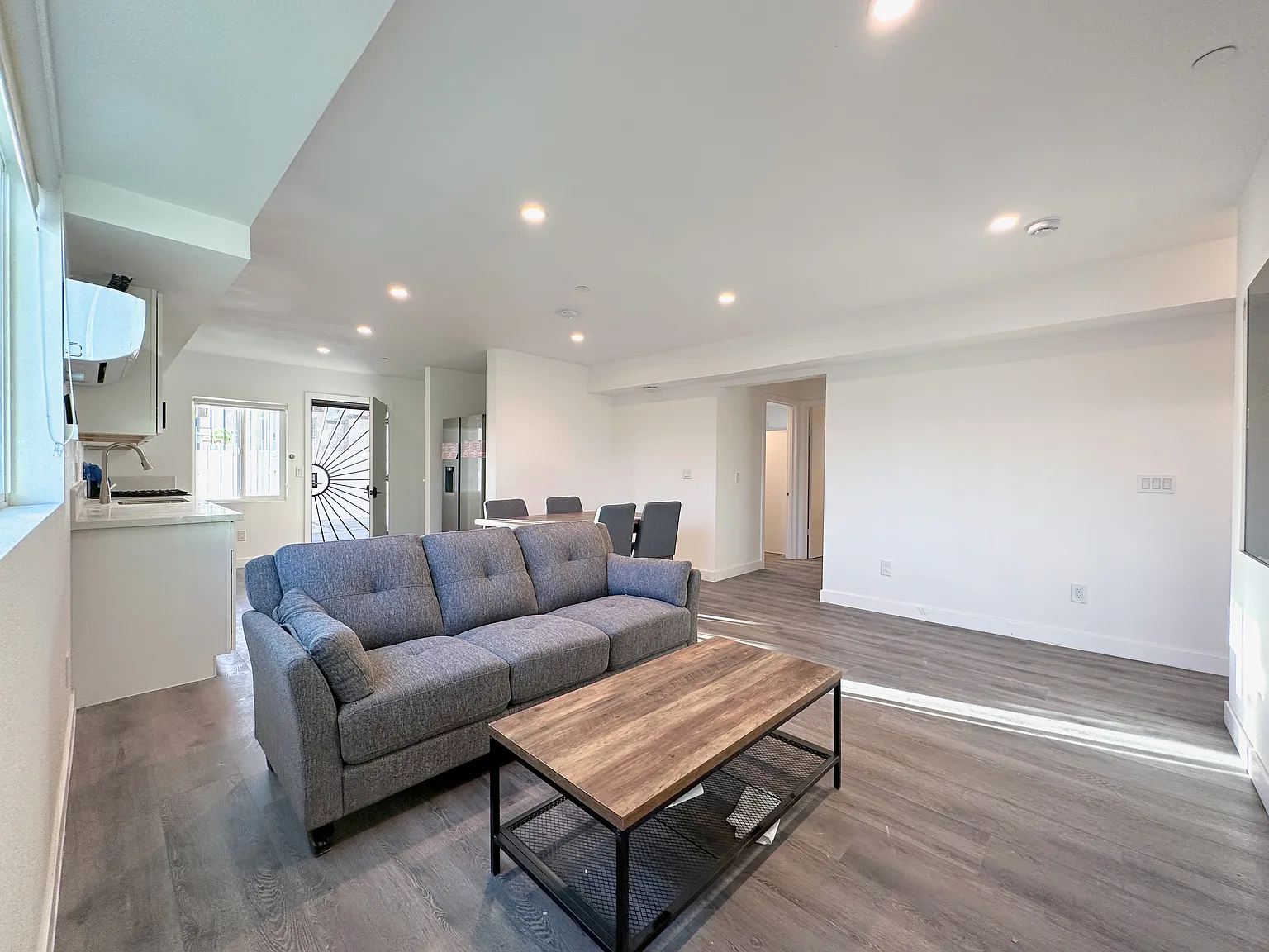 1729 W Adams Blvd — Photo 4