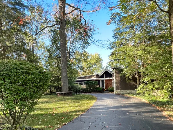 4024 W South Wood Lake Dr, Columbus, IN 47201