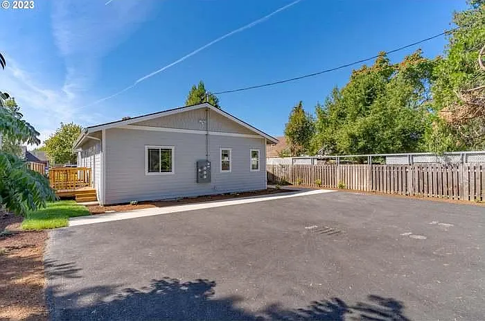 1177 Nebraska Ave NE #A — Photo 9