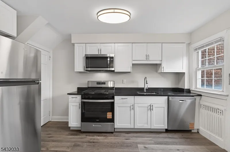 2 bed, 1.0 bath, $3,200 — Photo 1
