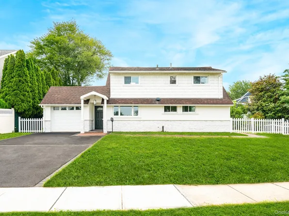 33 Ball Park Lane, Hicksville, NY 11801