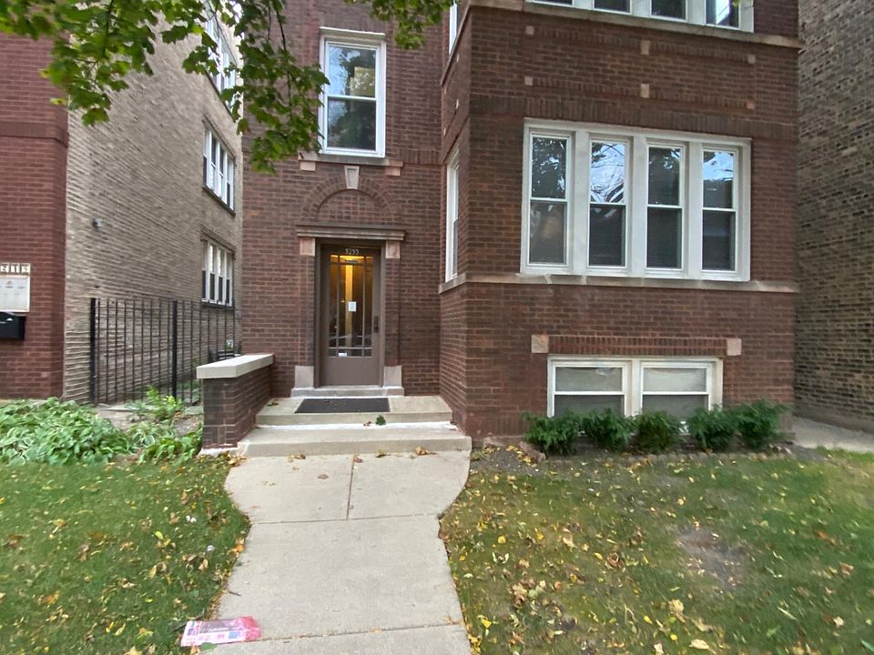 1st image of 5253 W Montrose Ave #1