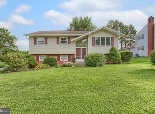482 Surrey Dr, Lancaster, PA 17601