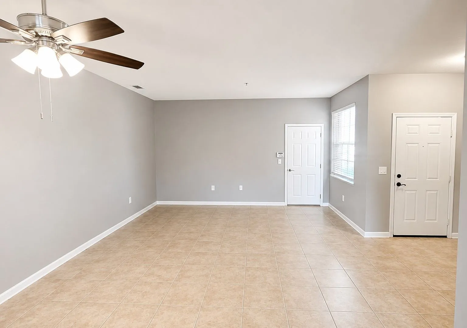 Annual Unfurnished 3-bed 2.5-bath townhome in Parkstone — Photo 4