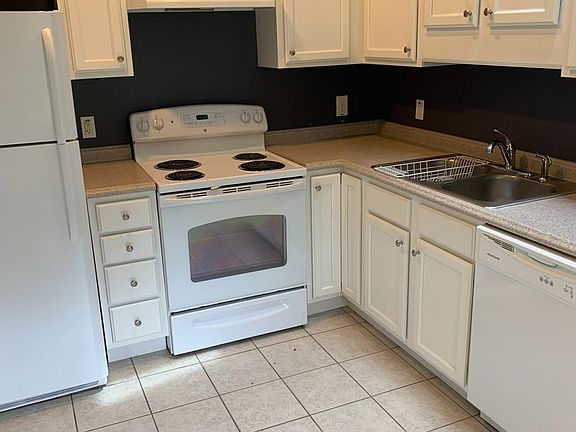 2nd image of 718 Roosevelt St