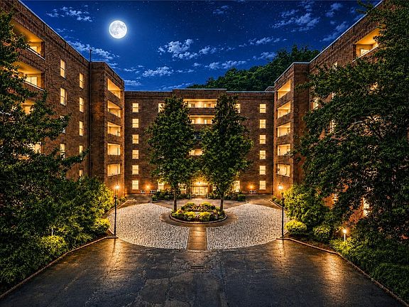 3rd image of 302 Fox Chapel Rd APT 307