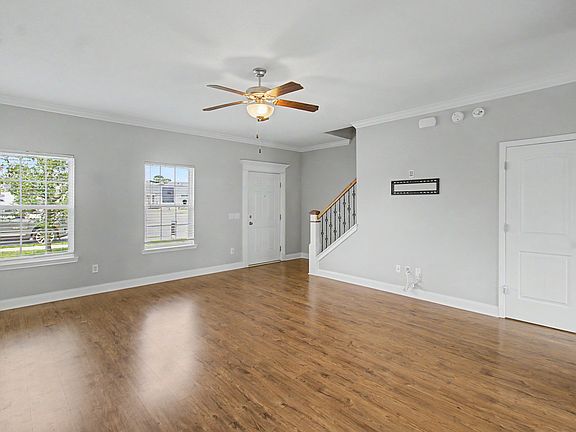 4th image of 245 Alcott Cir