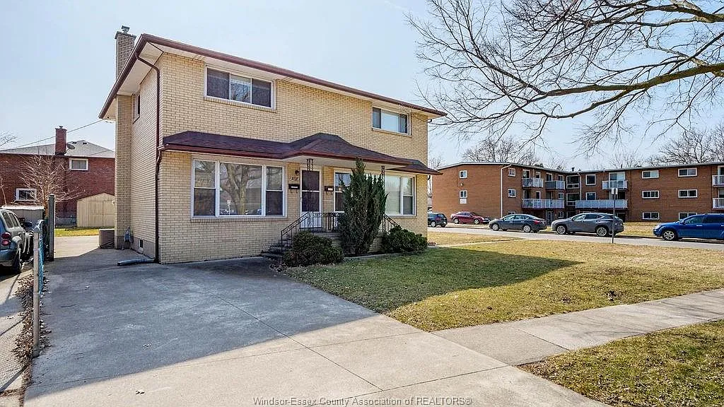 3 bed, $1,975 — Photo 1