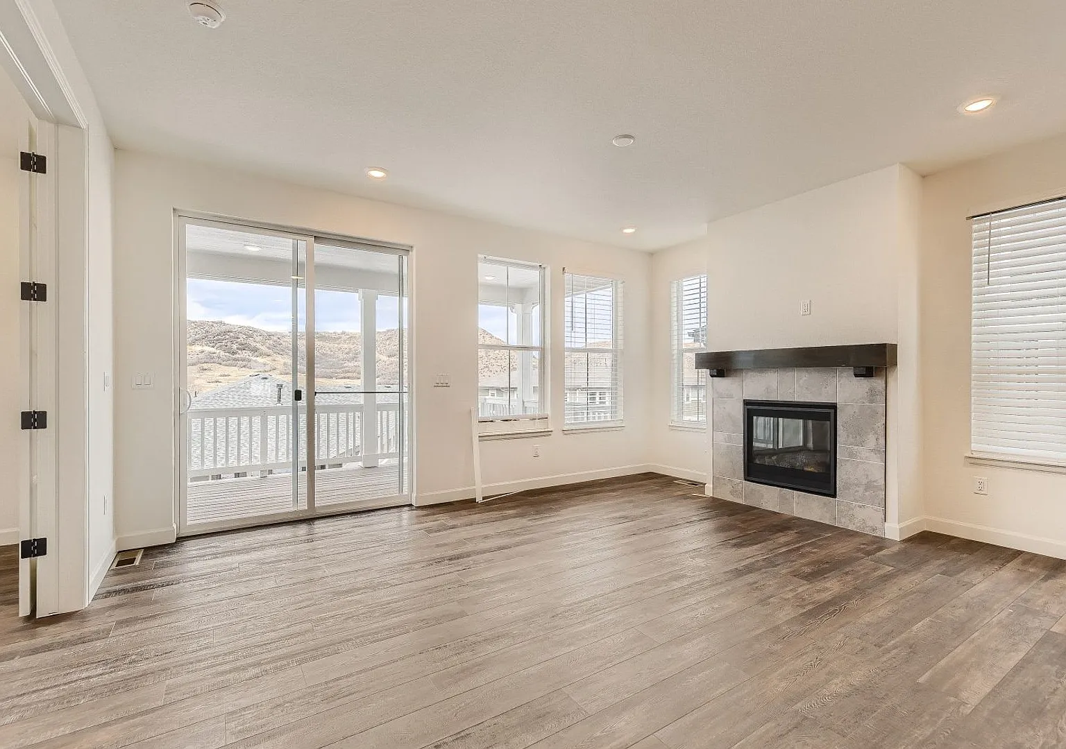 Special Offer: 1 Month Rent Free, If Lease By July 1st Week Beautiful Two-Story Home With A Walk-... — Photo 3