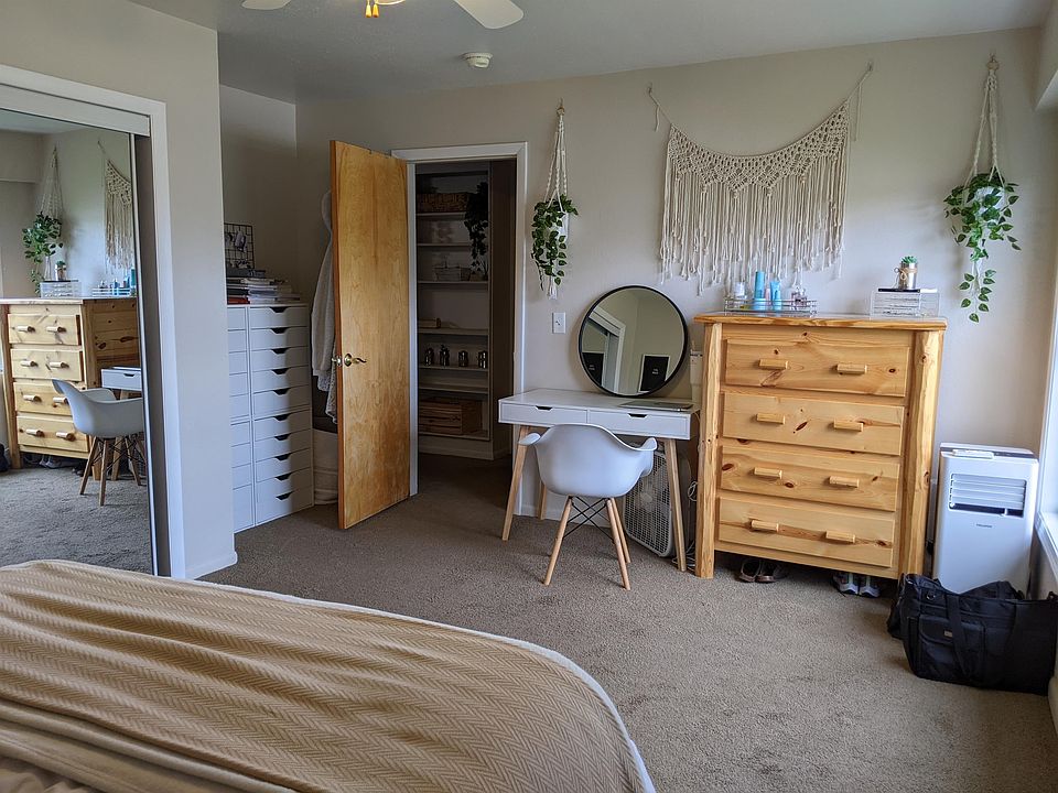 Bedroom 1 (view 2)