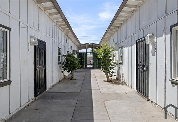 2nd image of 400 E Lancaster Blvd