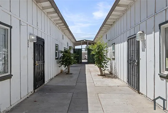 400 E Lancaster Blvd — Photo 2