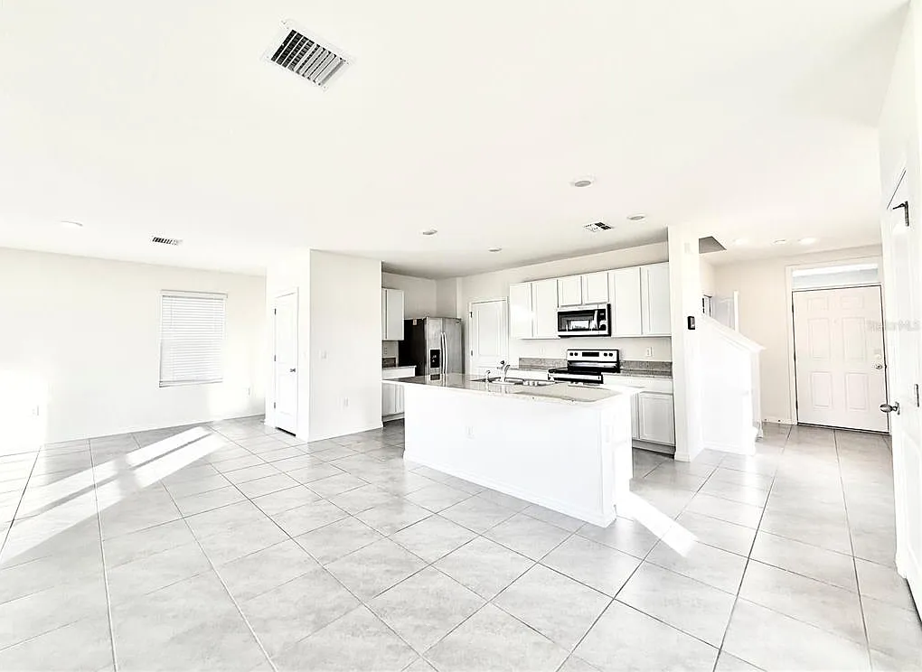 4 bed, 2.5 bath, 2260 sqft, $2,400 — Photo 2