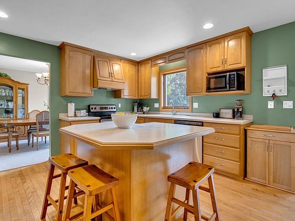 4th image of 2915 Greenleaf Dr