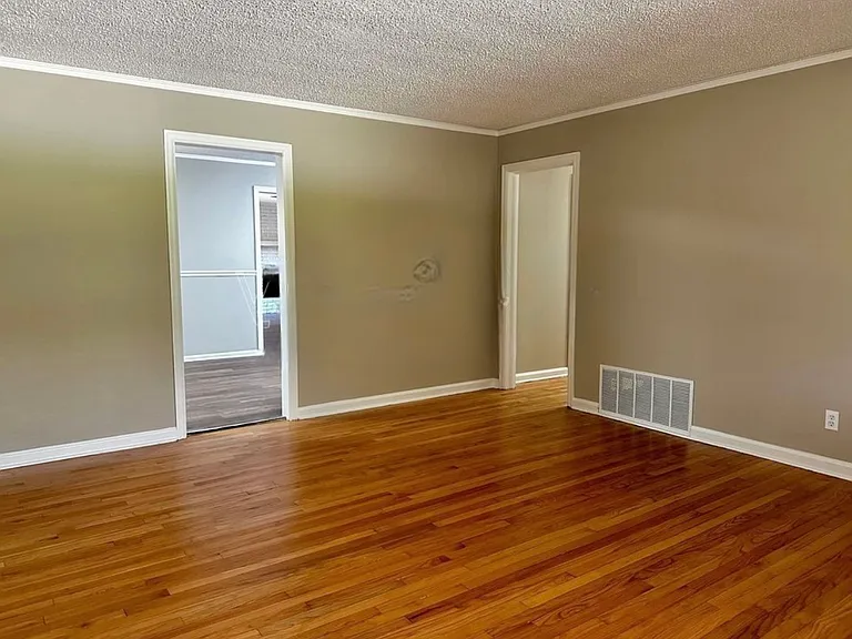 1017 Rosedale Dr — Photo 4