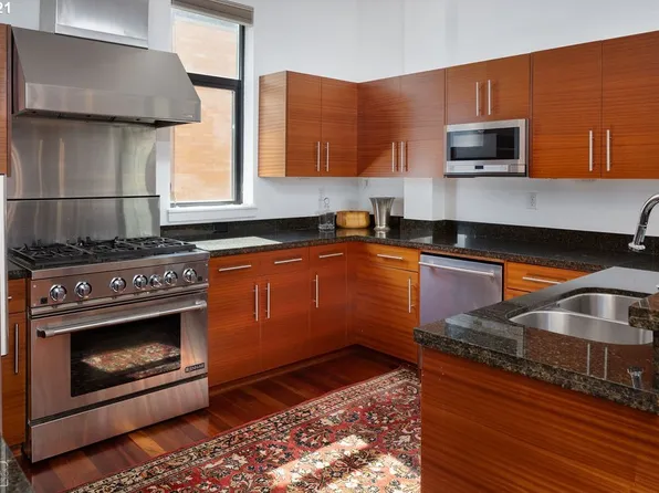 1690 NW Riverscape St, Portland, OR 97209