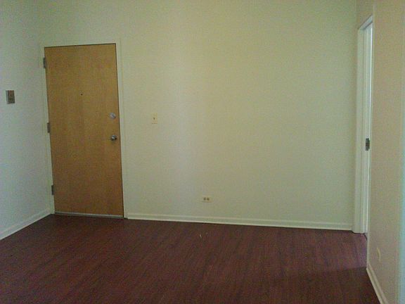 3rd image of 8707 S Escanaba Ave APT 1R