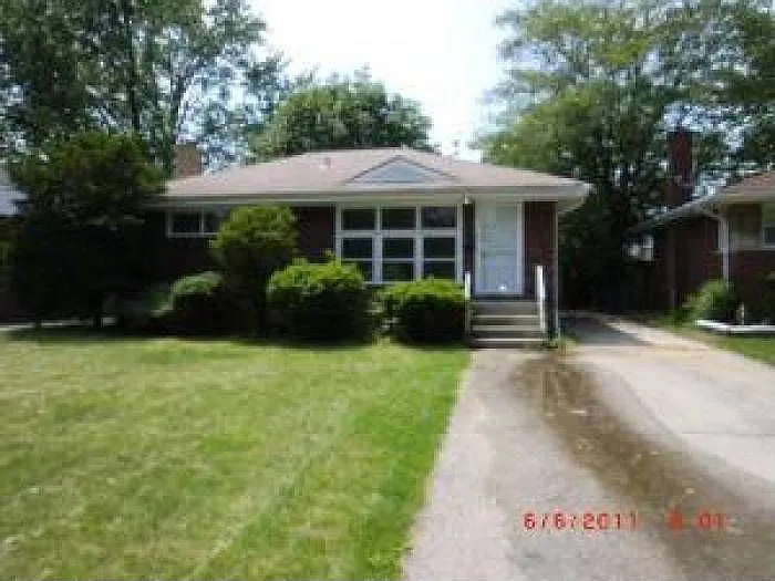 390 Clyde Ave photo 1