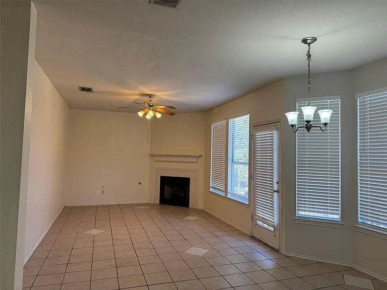 414 Darkwoods Dr — Photo 2