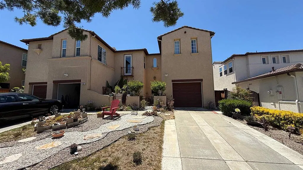 2 bed, 1.0 bath, 900 sqft, $2,200 — Photo 1