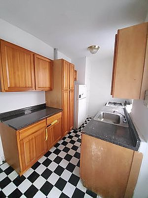 4th image of 416 E 17th St #18