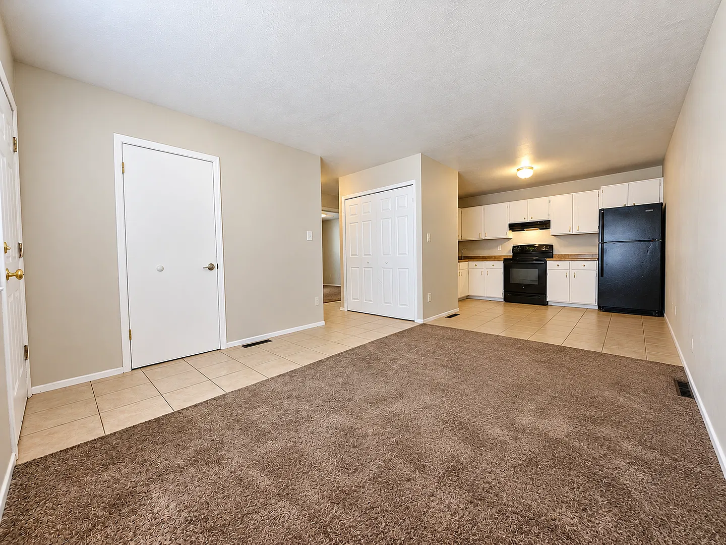 Updated 2-Bedroom Apartment | In-Unit Washer & Dryer, Fenced Yard & Convenient Location! — Photo 4
