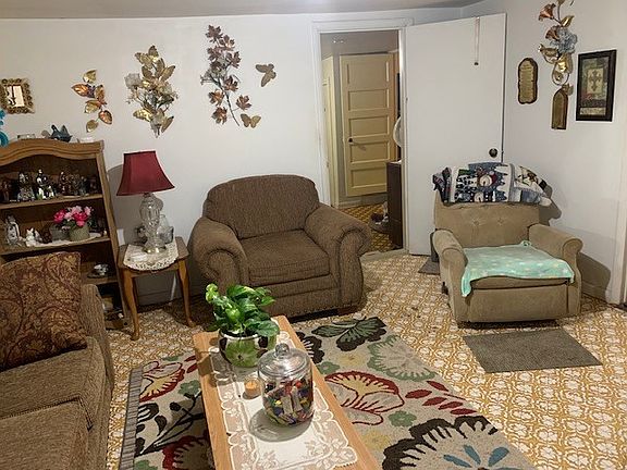 4th image of 215 W Avenue V