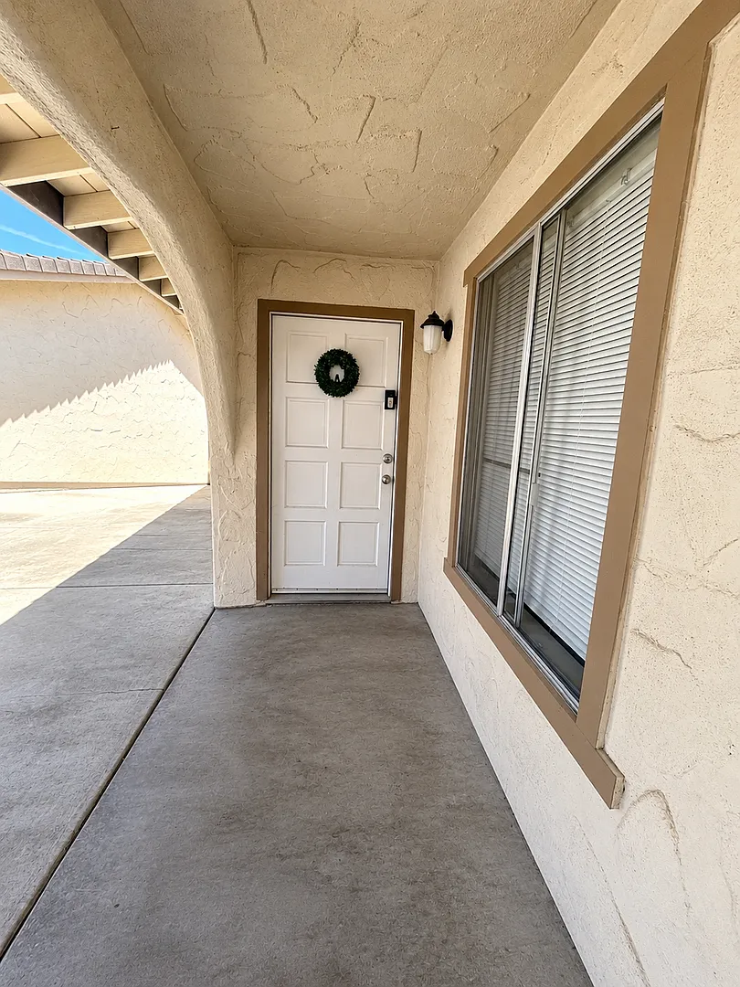 3 Bed, 1 Bath Apartment — Photo 1