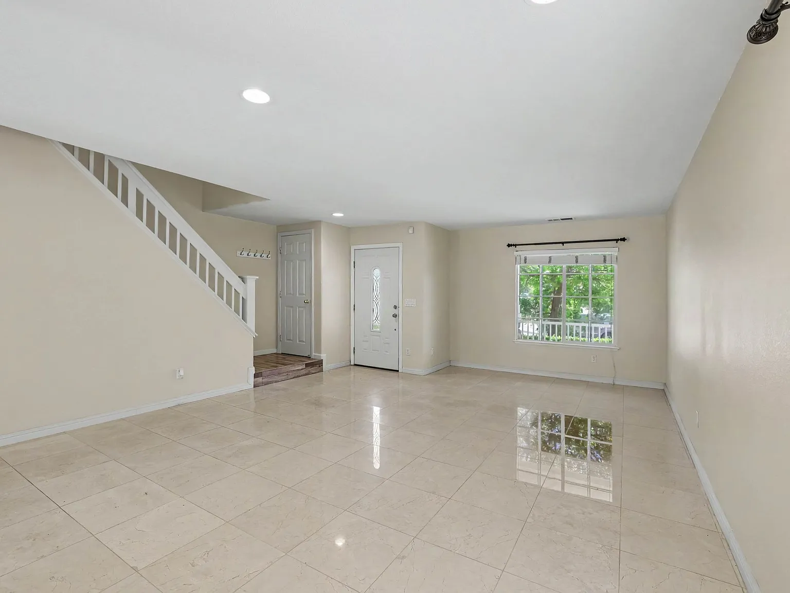 4 bed, 2478 sqft, $3,800 — Photo 4