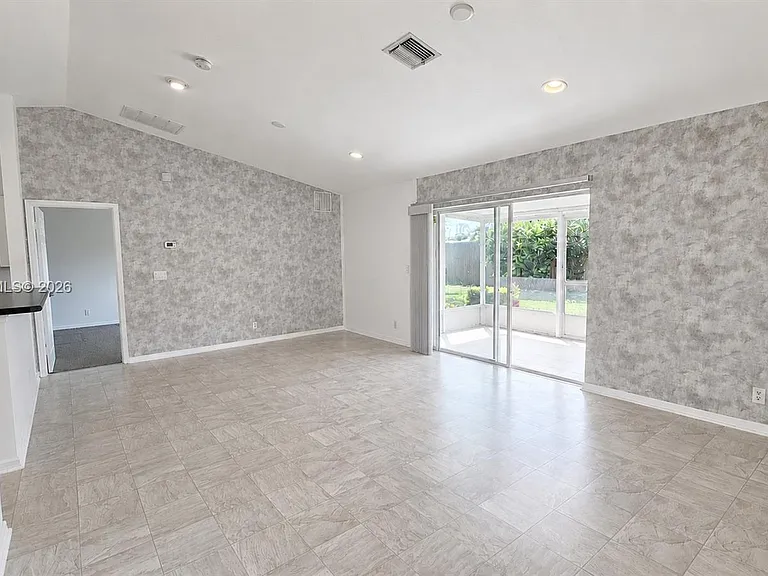 547 High Hawk Cir — Photo 1