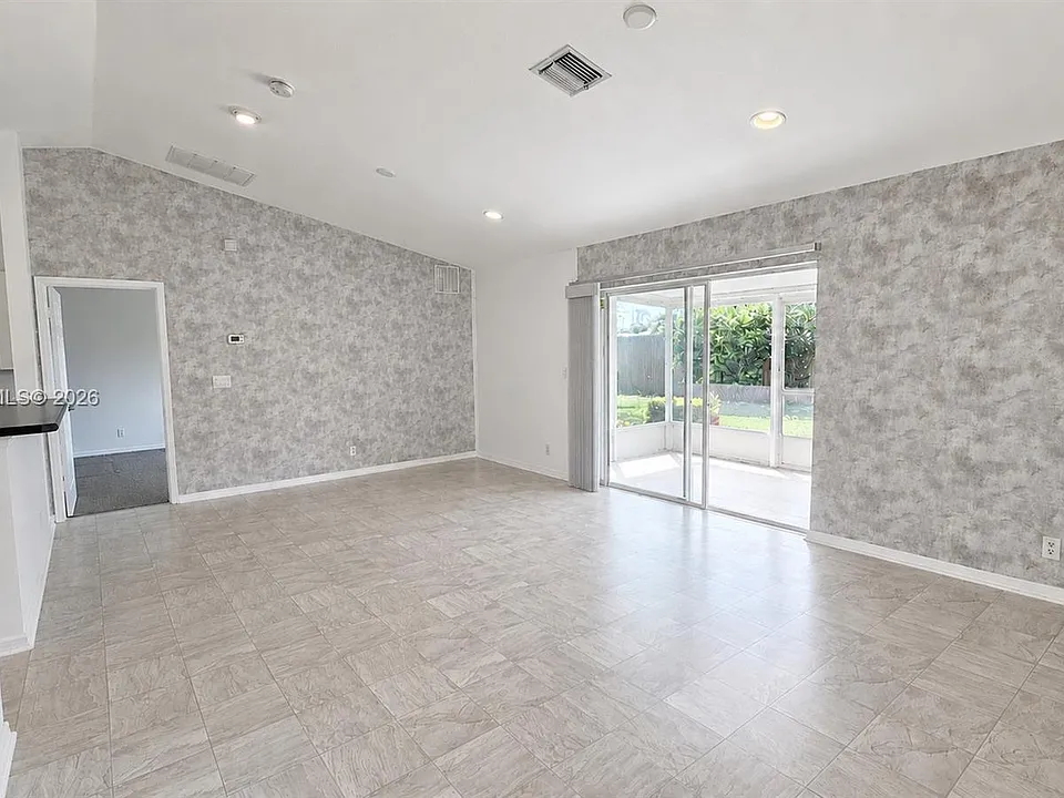 547 High Hawk Cir