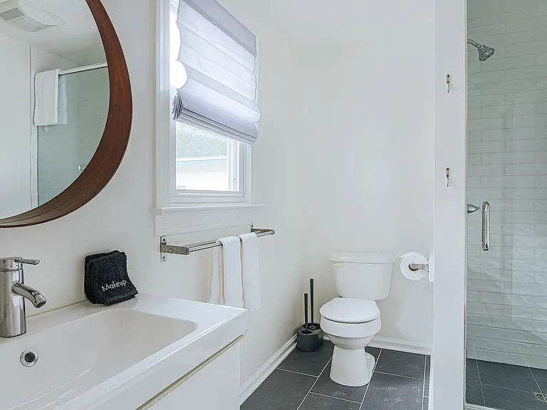 1023 King St — Photo 11
