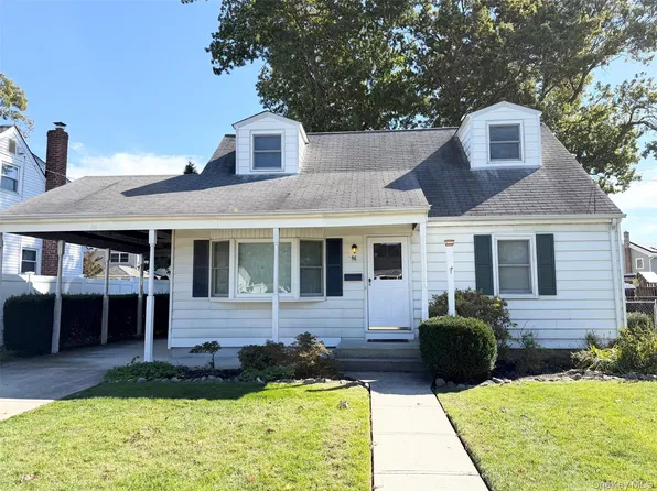 46 Midwood Avenue, Farmingdale, NY 11735
