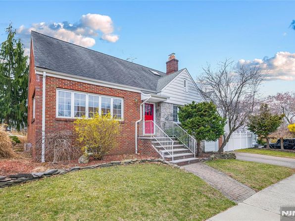 150 Vreeland Ave, Leonia, NJ 07605