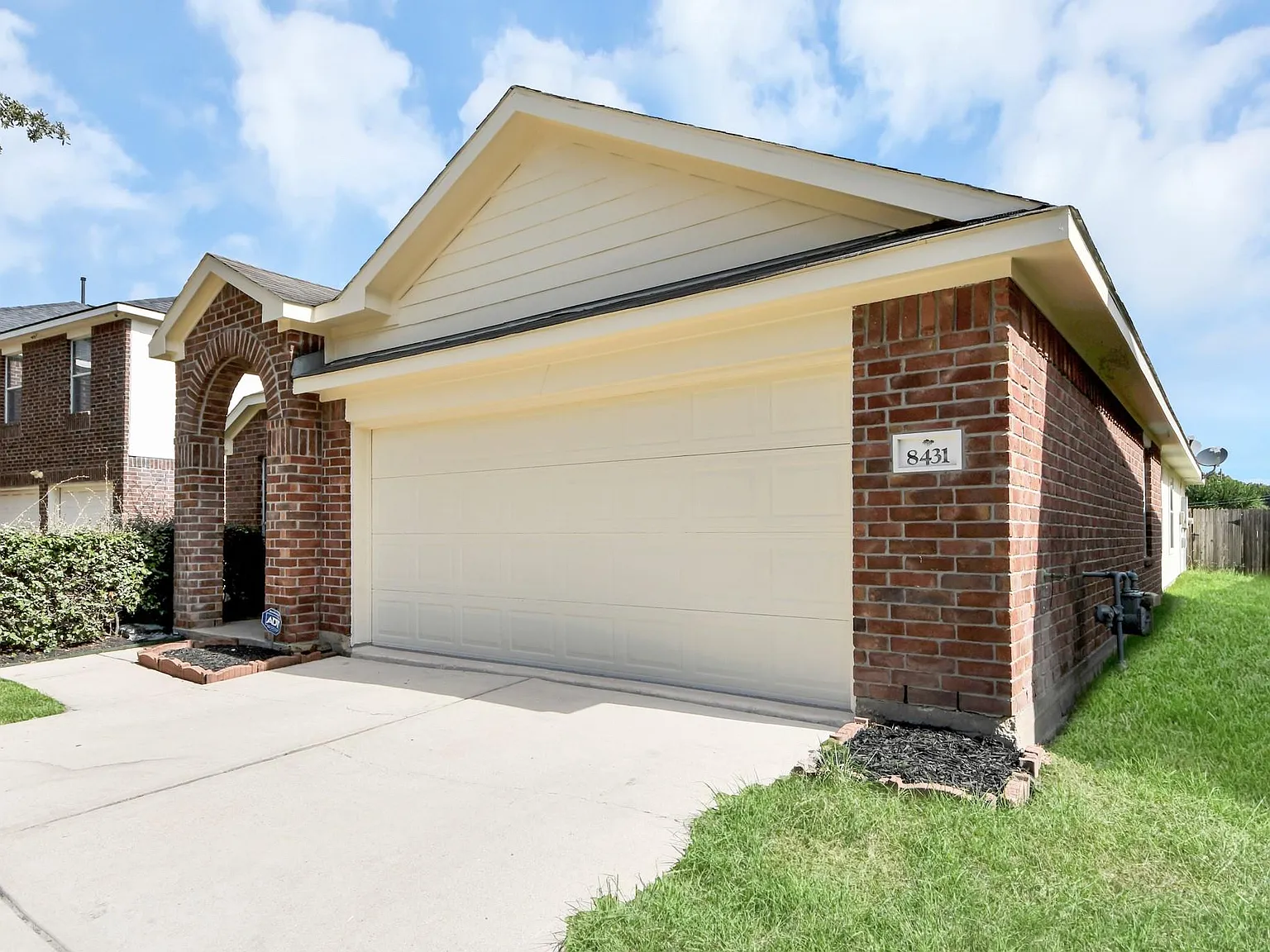 3 bed, 2.0 bath, 2110 sqft, $1,995 — Photo 3