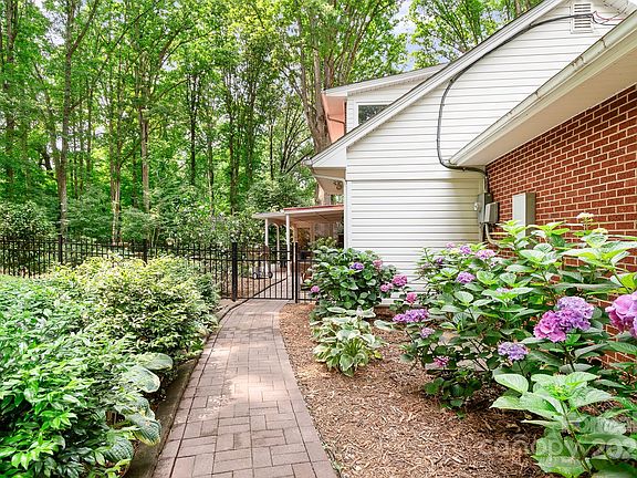 4th image of 329 N Oakwood Dr