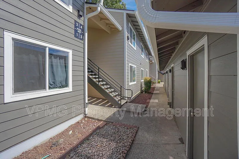 3 bed, 2.0 bath, 1136 sqft, $2,100 — Photo 2