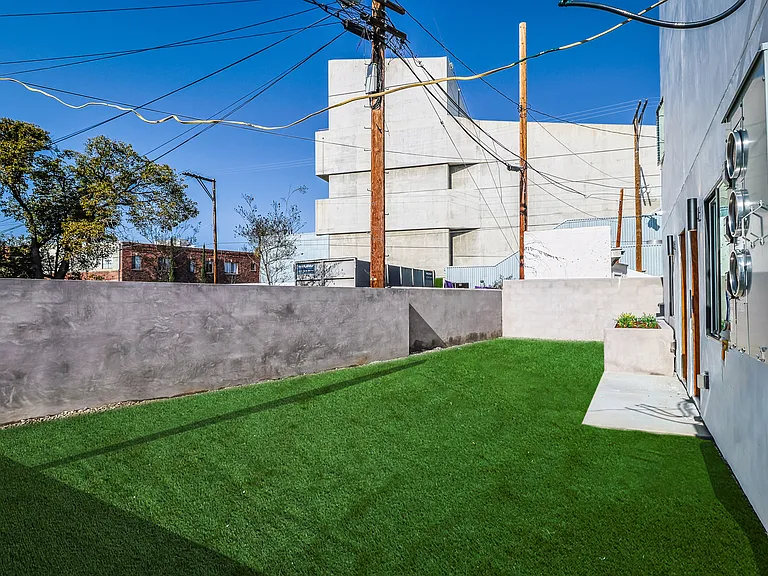 1915 S Palm Grove Ave — Photo 55