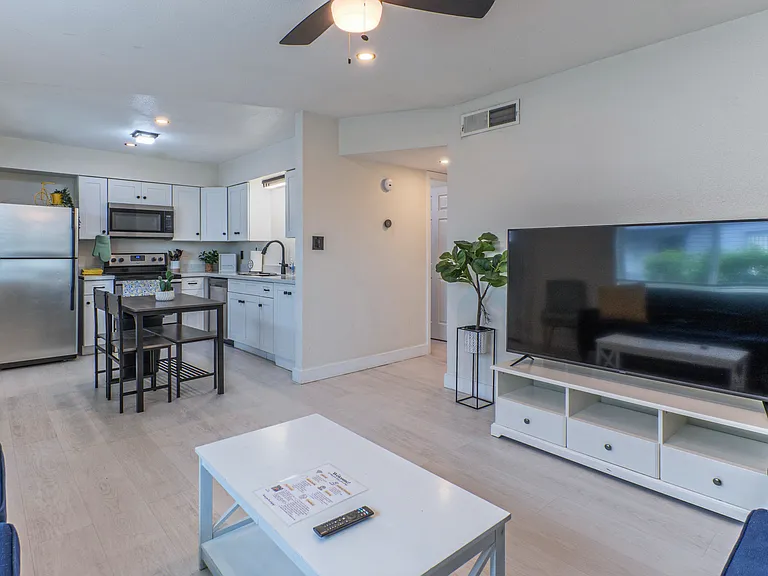1133 S Farmer Ave #2 — Photo 4