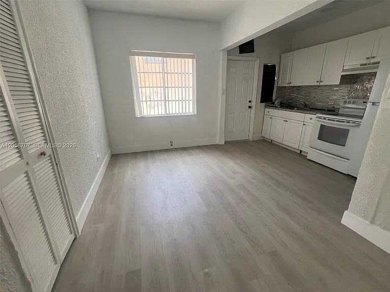 1326 SW 6th St #10 — Photo 3