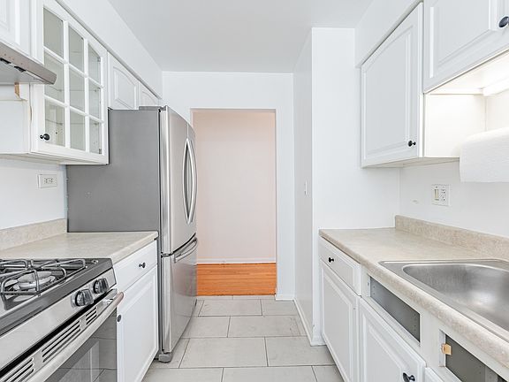 4th image of 39 W Conti Pkwy APT 1s