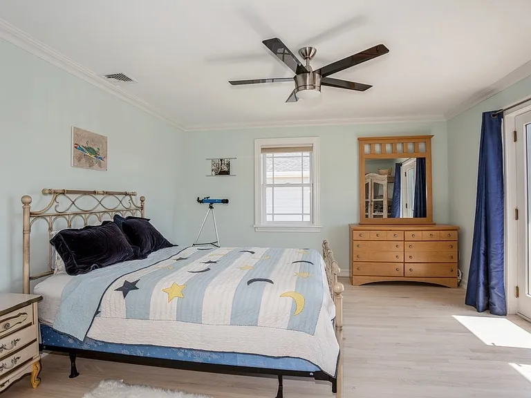 676 Dune Rd — Photo 15