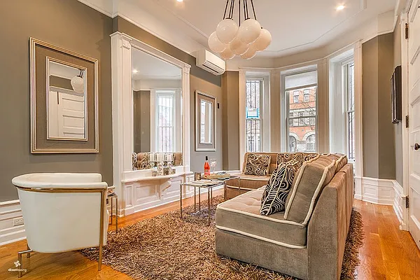 Rented by Dixon Advisory USA Inc. | media 30